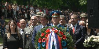 Ministar Gašić položio venac na Spomen obeležje žrtvama NATO agresije na Varvarinskom mostu