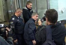 Policija sprečila Ćutu da uđe u zgradu kod Vesića