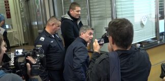 Policija sprečila Ćutu da uđe u zgradu kod Vesića