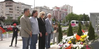 Predstavnici UNS položili vence na mestu pogibije kineskih novinara tokom NATO bombardovanja
