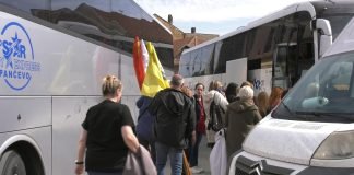 Zrenjaninski prosvetari krenuli na protestni skup u znak podrške povređenom kolegi