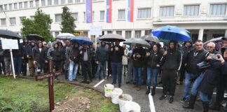 Ispred Banovine u Novom Sadu održan protest poljoprivrednika