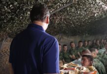 Predsednik Vučić sa pripadnicima Vojske Srbije u kasarni u Loznici