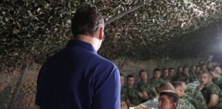 Predsednik Vučić sa pripadnicima Vojske Srbije u kasarni u Loznici