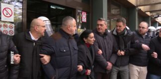 Poslanici i odbornici opozicije blokirali zgradu suda u Novom Sadu