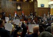 Skupština – Poslanici se potukli, Brnabić zvala obezbeđenje