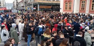 Zastani Srbijo – 15 minuta tišine za 15 žrtava tragedije u Novom Sadu