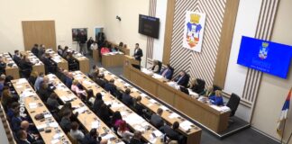Sednica Skupštine Grada Beograda – Crvena farba na govornici, odbačeni predlozi opozicije