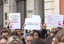 Studenti zaustavili saobraćaj ispred Rektorata kako bi odali poštu stradalima u Novom Sadu