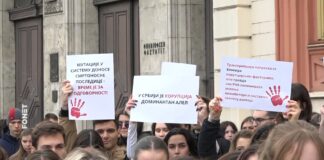 Studenti zaustavili saobraćaj ispred Rektorata kako bi odali poštu stradalima u Novom Sadu
