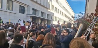 Sednica Skupštine Vojvodine – Budžet usvojen bez rasprave, ali uz proteste u sali i ispred zgrade