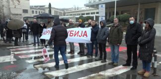 Opozicioni poslanici pokušali da uđu na skup u Metropolu, Dačić izašao na sporedni izlaz