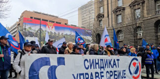 Protest članova Sindikata uprave Srbije ispred Skupštine Srbije
