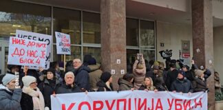 Incidenti ispred Skupštine Beograda – Crvena farba, guranje i ljudi u crnim kapuljačama