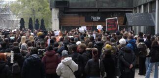 Studenti širom Srbije u tišini odali poštu stradalima u nesreći u Novom Sadu