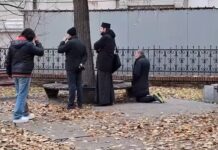 Đaci blokirali Jovinu gimnaziju u Novom Sadu, direktor škole se moli u dvorištu