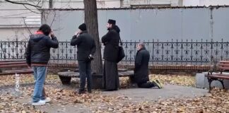 Đaci blokirali Jovinu gimnaziju u Novom Sadu, direktor škole se moli u dvorištu