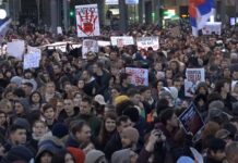 Na protestu na Slaviji više ljudi nego 5. oktobra