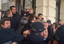 Opozicioni odbornici blokirali Gradsku kuću u Novom Sadu, policija ih izbacila