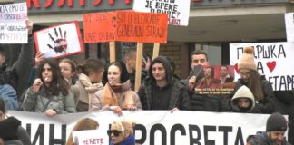 Srednjoškolci, studenti i građani podržali prosvetne radnike u Zrenjaninu