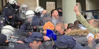 Građani jajima zasuli policiju i zgradu Skupštine Novog Sada