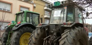 Poljoprivrednici iz Rače dobili smanjenje poreza i završili opsadu zgrade Opštine