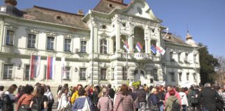 Zrenjaninski prosvetari ponovo ispred Školske uprave, studenti traže ostavku gradonačelnika