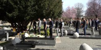 Odata pošta Zoranu Đinđiću – Cveće i sveće u znak sećanja na nekadašnjeg premijera