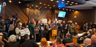 Burna sednica Skupštine Novog Sada – Opozicija ometa zasedanje, ispred zgrade protest