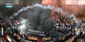 Skupština Srbije: Sednica parlamenta kroz dimne bombe