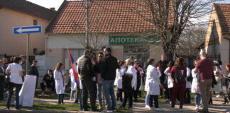Protest zaposlenih u zdravstvu u Zrenjaninu – Šetnja u belim mantilima od bolnice do Trga slobode