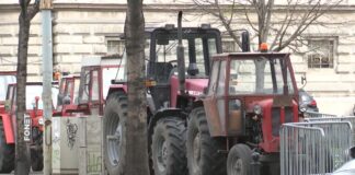 Kordon traktora okružio kamp studenata u Pionirskom parku