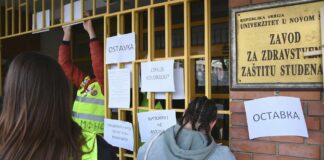 Protest ispred Zavoda za zdravstvenu zaštitu studenata u Novom Sadu
