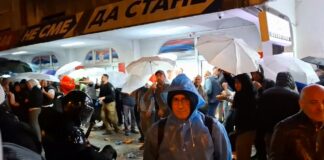 Građani u Novom Sadu odali počast žrtvama nadstrešnice i nastavili blokadu prostorija SNS-a