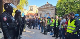 Studenti organizovali hitan protest ispred Policijske uprave u Nišu zbog hapšenja veterana