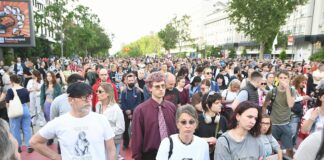 Više hiljada ljudi na protestu ispred prostorija SNS-a u Novom Sadu
