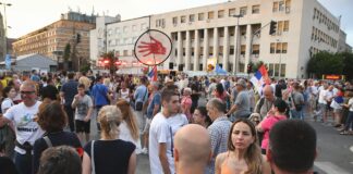 Sinoć proglašena blokada Skupštine Novog Sada, danas policija reagovala, učesnici potisnuti