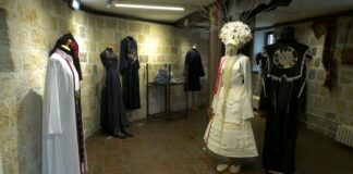 Stalna postavka ručno rađenih odevnih predmeta i nakita u Manakovoj kući