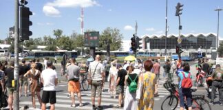 Tišinom na više raskrsnica u Novom Sadu odata počast povodom devet meseci od pada nadstrešnice