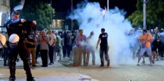 Vrbas – Iz prostorija SNS-a ispaljena pirotehnička sredstva u pravcu policije i građana