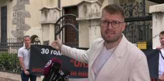 Omladina Novog DSS-a okačila protestno pismo na vrata Ambasade Hrvatske