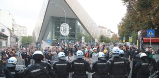 Dva skupa ispred RTS-a – Građani i studenti i oni koji se protive blokadama