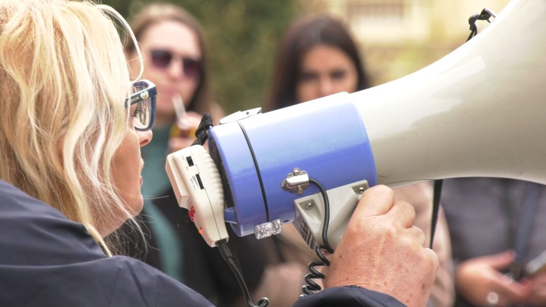 U školama u kojima su smenjeni direktori štrajk upozorenja jednosatnom obustavom rada.mp4_snapshot_01.22.200