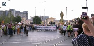 Na beogradskom Trgu Republike sinoć je završena komemorativna šetnja srednjoškolaca i građana
