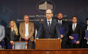 Premijer Macut na potpisivanju ugovora o bespovratnim sredstvima lokalnim samoupravama