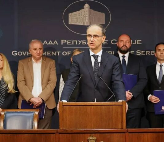 Premijer Macut na potpisivanju ugovora o bespovratnim sredstvima lokalnim samoupravama