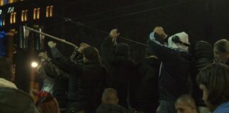 Dva skupa ispred Skupštine Srbije – Dve Srbije oči u oči