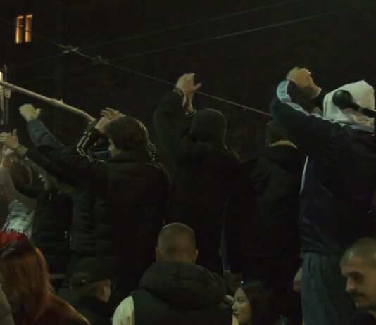 Dva skupa ispred Skupštine Srbije – Dve Srbije oči u oči