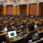 Poslanici Skupštine Srbije postavljali pitanja Vladi pa počeli raspravu o amandmanima na osam zakona