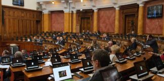 Poslanici Skupštine Srbije postavljali pitanja Vladi pa počeli raspravu o amandmanima na osam zakona